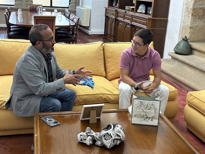 El presidente de la Diputación de Cáceres, Miguel Ángel Morales, recibe al nadador cacereño Guillermo Gracia tras sus últimos éxitos