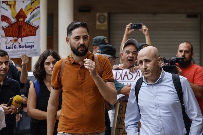 O presidente do CHJ, Miguel Polo (à direita), chega aos tribunais de Catarroja para depor como testemunha no caso da dana.