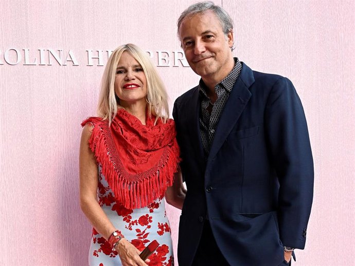 Eugenia Martínez de Irujo y Narcís Rebollo asisten al desfile de Carolina Herrera en la Plaza Mayor