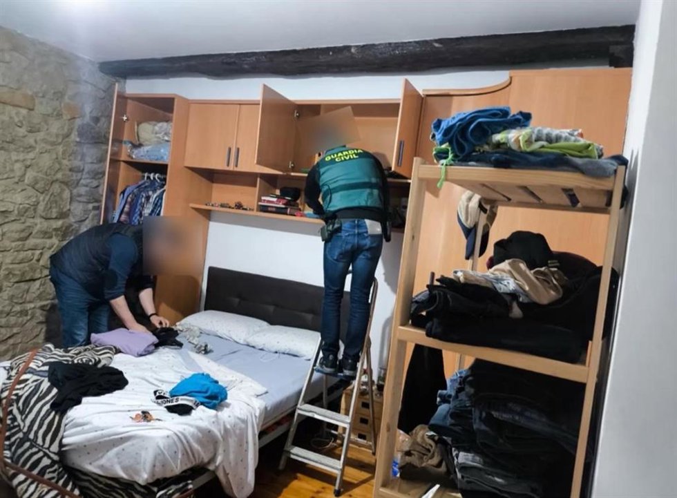 Guardia Civil registra en Ramales el domicilio del presunto líder de una trama que estafó 950.000 euros