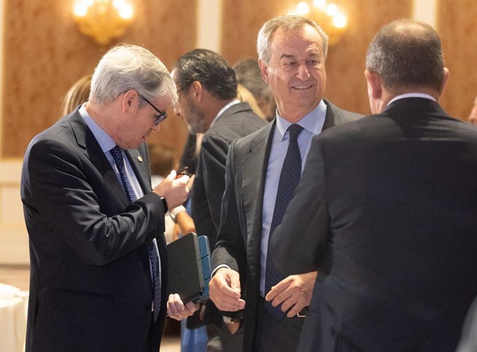 El CEO de Banco Sabadell, César González-Bueno (c), llega a un desayuno de Nueva Economía Fórum, a 19 de septiembre de 2025, en Madrid (España).