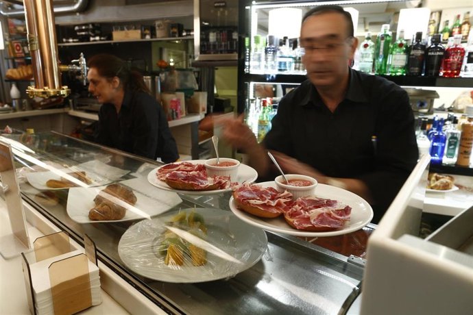 Archivo - Imagen de archivo de camareros en un bar.