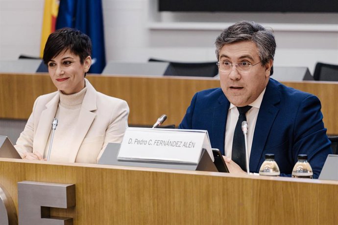 Archivo - La ministra de Vivienda y Agenda Urbana, Isabel Rodríguez, y el presidente de la CNC, Pedro Fernández Alén. 