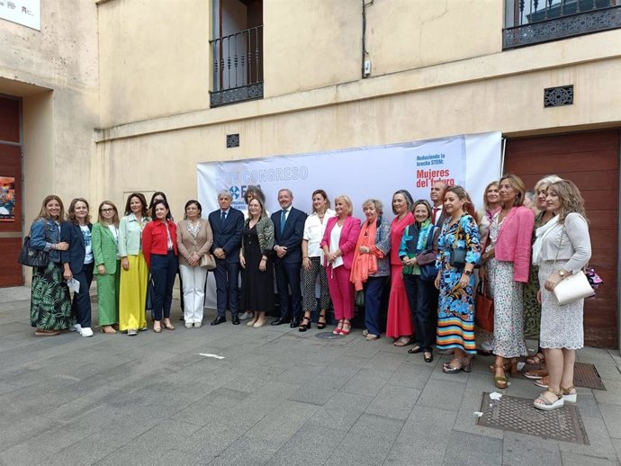 La consejera de Industria, Comercio y Empleo, Leticia García y la presidenta de Asele, Noelia Rodríguez, en el marco del Congreso de Mujeres Empresarias EDA 2025, en León capital.
