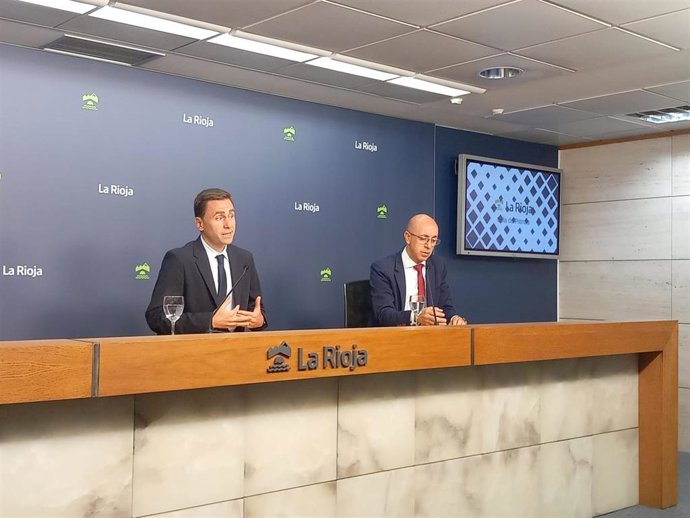 El consejero de Política Local, Infraestructuras y Lucha contra la Despoblación, Daniel Osés, junto al director general, Óscar León.