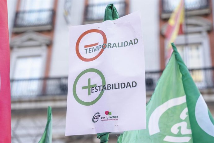 Archivo - Una pancarta que reza 'Menos temporalidad, más estabilidad' en una concentración frente al ministerio de Educación y Formación Profesional, a 9 de febrero de 2022, en Madrid (España). Los sindicatos Comisiones Obreras (CCOO), Central Sindical In