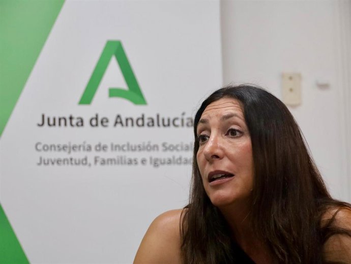 Archivo - La consejera de Inclusión Social de la Junta de Andalucía, Loles López, en un momento de la entrevista. ARCHIVO.