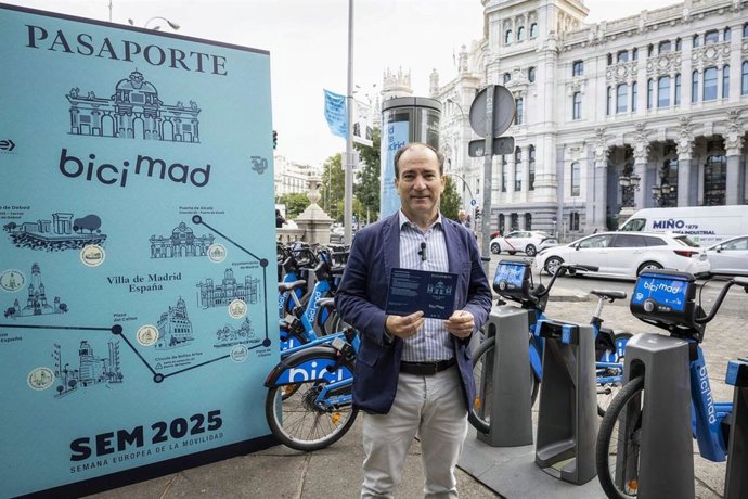 El delegado de Urbanismo, Medio Ambiente y Movilidad, Borja Carabante, en un estación de Bicimad.
