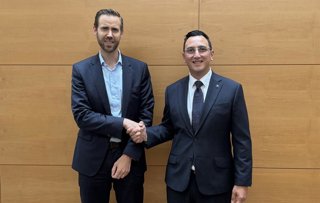 El presidente de la EL, Claudius Schäfer, junto al Comisario Europeo de Deportes, Glenn Micallef.