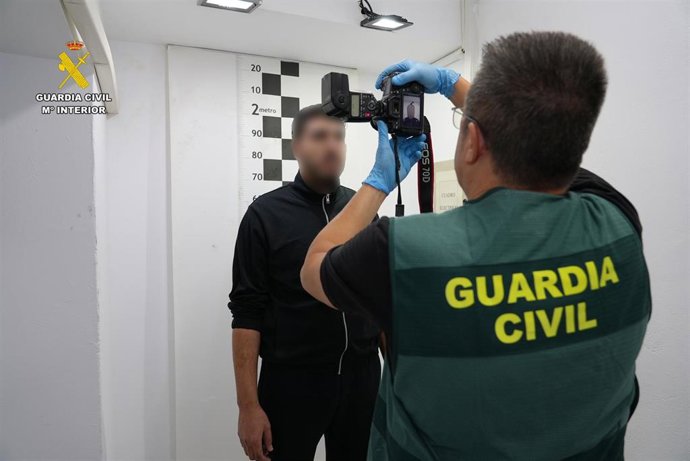 Archivo - Un Guardia Civil toma fotografías al detenido, Karim E.B, piloto de la narcolancha que mató a dos agentes en febrero de 2024 en Barbate.
