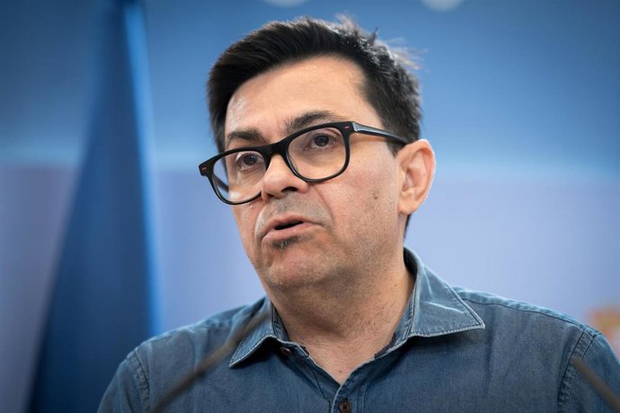 Archivo - El portavoz de los Comuns y secretario primero de la Mesa del Congreso, Gerardo Pisarello, durante una rueda de prensa en el Congreso de los Diputados, a 8 de julio de 2025, en Madrid (España)