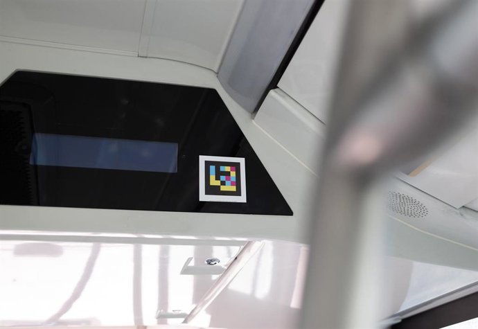 Códigos NaviLens en las villavesas para guiar a personas con discapacidad visual.