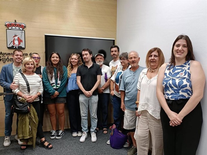 Rueda de prensa del Movimiento Asturiano por la Paz junto al edil socialista Marina Pineda y los portavoces de IU y Podemos, Javier Suárez Llana y Olaya Suárez.