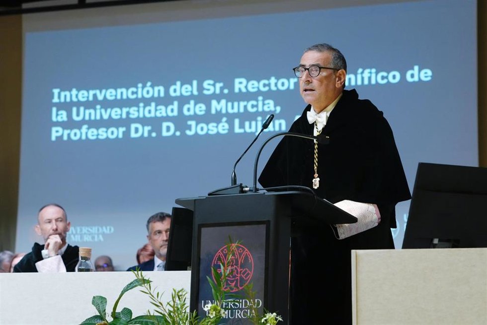 El rector de la UMU, José Luján, durante su intervención en la apertura del año académico 2025-2026