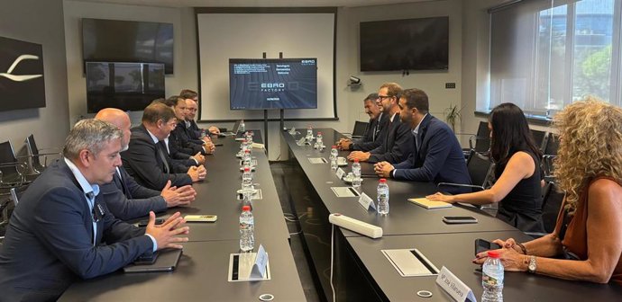 El conseller de Empresa y Trabajo de la Generalitat, Miquel Sàmper, junto al secretario de Estado de Industria, Jordi García Brustenga, en una visita a la fábrica de Ebro en la Zona Franca de Barcelona con los responsables de la empresa