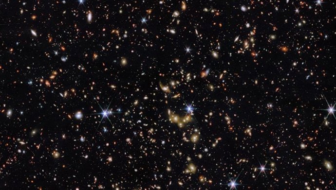 Los investigadores se centraron en datos tomados de una región del cielo conocida como Campo Profundo del Estudio de la Evolución Cósmica (COSMOS).
