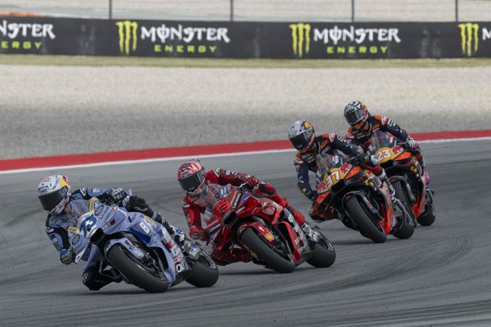 73 MARQUEZ Alex (spa), Gresini Racing MotoGP, Ducati Desmosedici GP24, em ação com 93 MARQUEZ Marc (spa), Ducati Lenovo Team, Ducati Desmosedici GP25 durante o 2025 MotoGP Monster Energy Grand Prix of Catalunya, no circuito da Catalunha, em Barcelona, a p