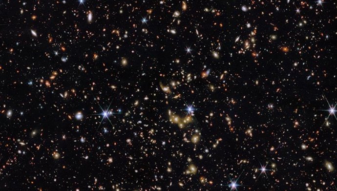 Os pesquisadores se concentraram em dados obtidos de uma região do céu conhecida como Cosmic Evolution Study Deep Field (COSMOS).
