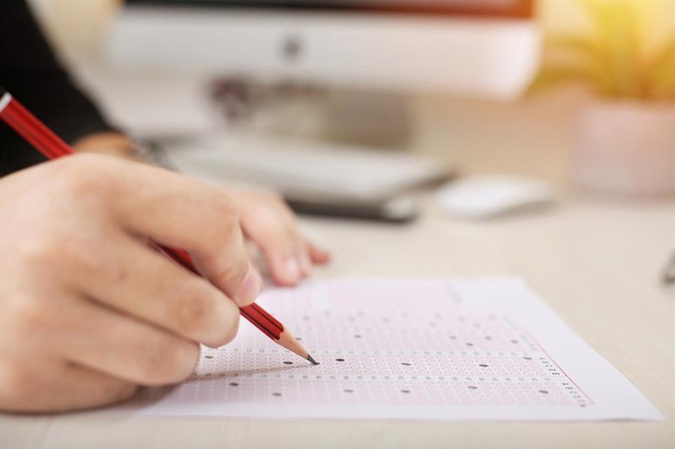 Archivo - Imagen de archivo de una persona haciendo un examen.