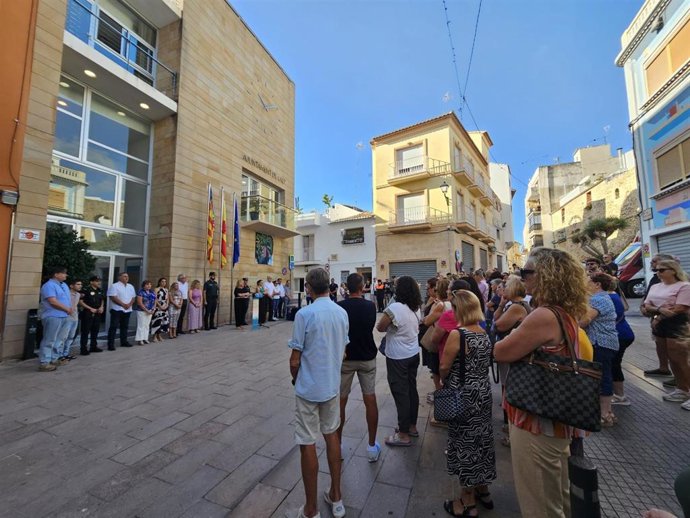 Calp guarda dos minutos de silencio por la bebé y la niña de cuatro años fallecidas en la última semana