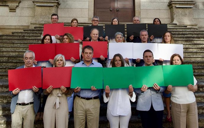 Representantes del PSdeG en distintas cámaras escenifican, con cartulinas, la bandera del Estado de Palestina.