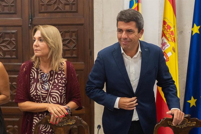 El president de la Generalitat, Carlos Mazón, y la vicepresidenta Susana Camarero, en la Mesa de Diálogo Social