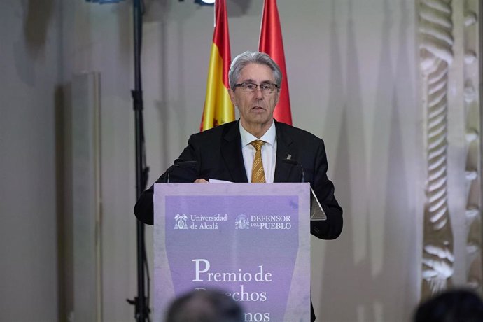 Archivo - El rector de la UAH, José Vicente Sanz, interviene durante la entrega la IX edición del Premio de Derechos Humanos Rey de España al colectivo Familias Unidas por Nuestros Desaparecidos Jalisco (FUNDEJ), en la Capilla de San Ildefonso de la Unive