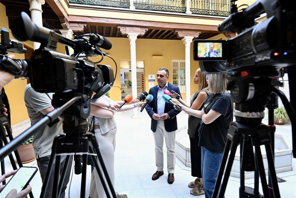 El presidente de la Diputación de Granada, Francis Rodríguez, atiende a los medios.