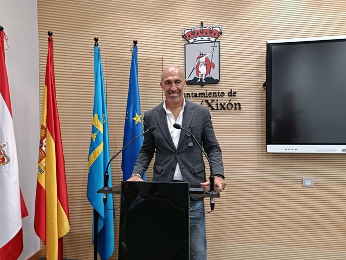 El presidente de Divertia Gijón, Óliver Suárez, en rueda de prensa en el Consistorio gijonés.