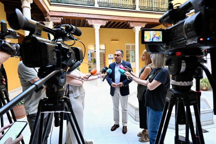 El presidente de la Diputación de Granada, Francis Rodríguez, atiende a los medios en el Palacio de Niñas Nobles