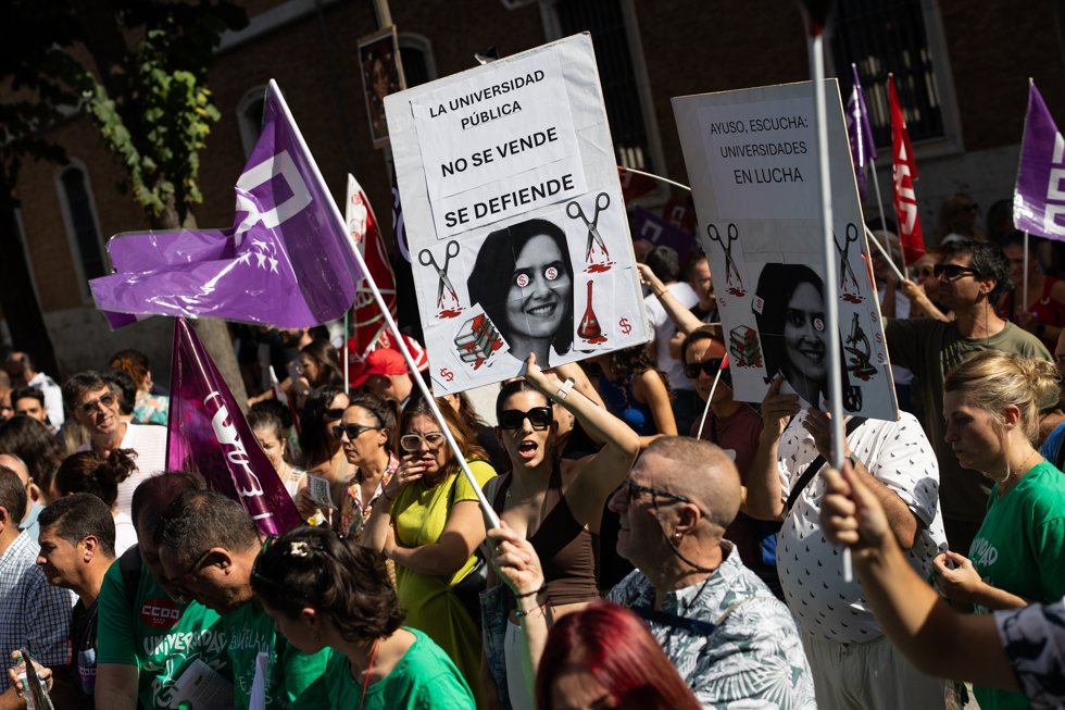 Protesta en la Universidad de Alcalá ante la llegada de la presidenta de la Comunidad de Madrid, Isabel Díaz Ayuso, para participar en el solemne acto de apertura del curso académico 2025/26 de las universidades madrileñas, en el Rectorado de la 
