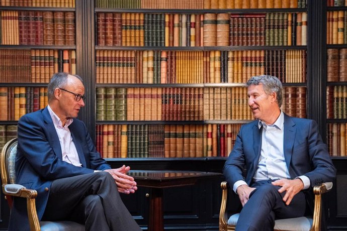 El líder del PP, Alberto Núñez Feijóo, se reúne con el canciller alemán, Friedrich Merz.