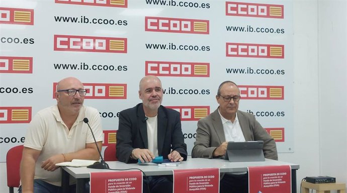 De izquierda a derecha, el secretario general de CCOO Baleares, José Luis García, el secretario general de CCOO, Unai Sordo, y el secretario de Políticas Públicas y Protección Social de CCOO, Carlos Bravo.