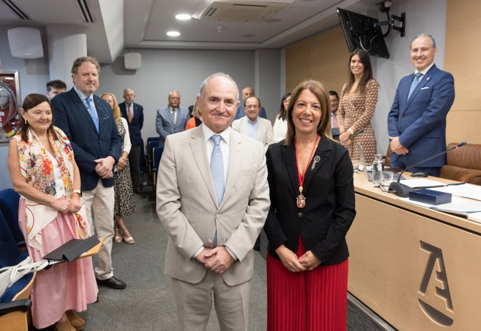 La decana del Il·lustre Col·legi de l'Advocacia de Barcelona (ICAB), Cristina Vallejo, en la toma de posesión como nueva consejera del Consejo General de la Abogacía Española (CGAE)  junto al exdecano del ICAB, Jesús M. Sánchez