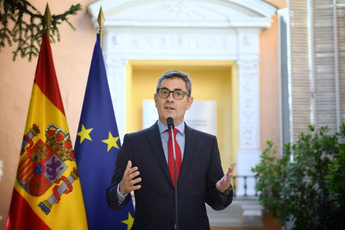 O Ministro da Presidência, Justiça e Relações com os Tribunais, Félix Bolaños, atende à imprensa no Palácio Parcent, em 19 de setembro de 2025, em Madri (Espanha). Durante suas observações, ele falou sobre o "massacre" em