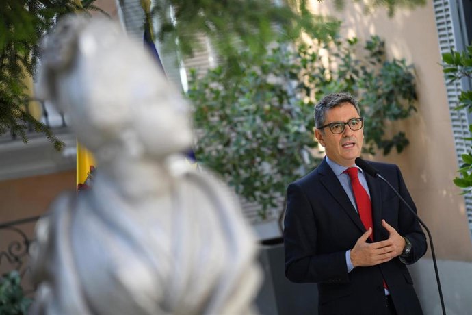 El ministro de la Presidencia, Justicia y Relaciones con las Cortes, Félix Bolaños, atiende a los medios de comunicación, en el Palacio de Parcent, a 19 de septiembre de 2025, en Madrid (España).