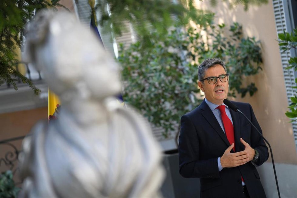 El ministro de la Presidencia, Justicia y Relaciones con las Cortes, Félix Bolaños, atiende a los medios de comunicación, en el Palacio de Parcent, a 19 de septiembre de 2025, en Madrid (España).