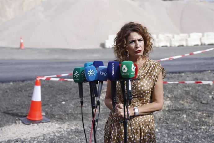 La vicepresidenta primera del Gobierno y ministra de Hacienda, María Jesús Montero, atiende a los medios en Córdoba.