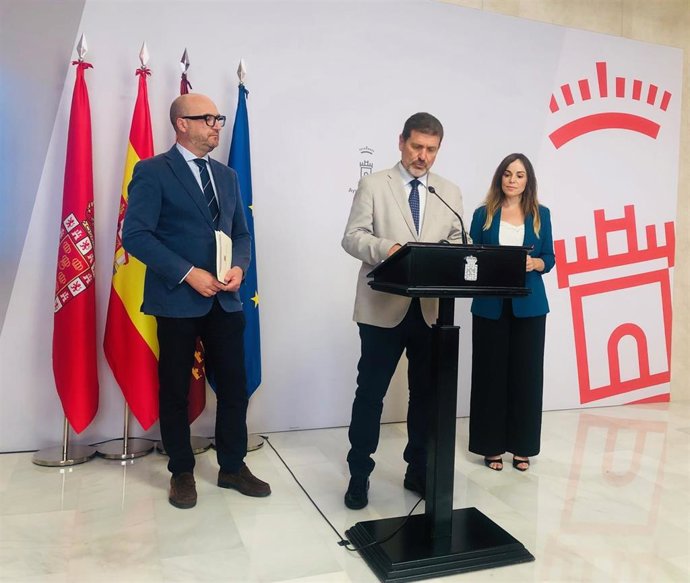 El concejal de Seguridad Ciudadana y Emergencias de Murcia, Fulgencio Perona, junto con los ediles José Francisco Muñoz y Rebeca Pérez