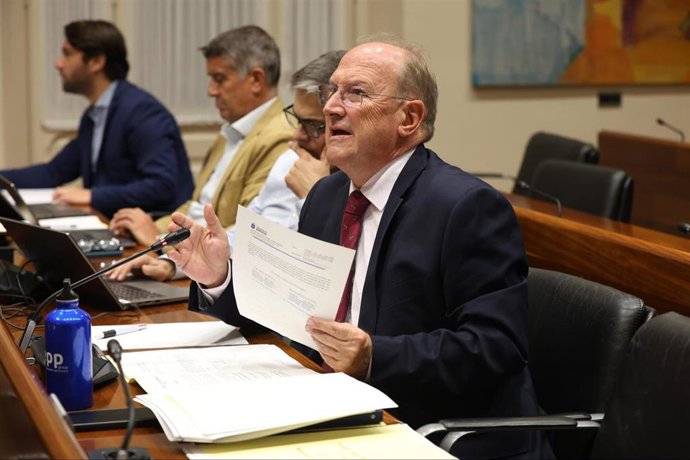 El dipuado el PP de Asturias José Agustín Cuervas-Mons durante su intervención en la Junta General.