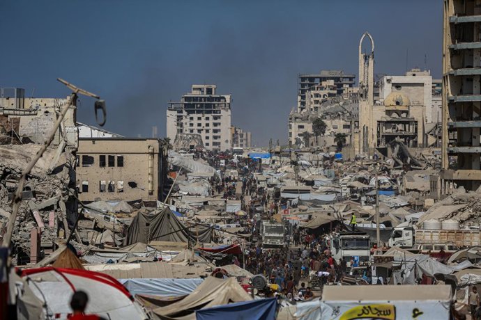 September 18, 2025, Gaza City, Gaza Strip, Palestinian Territory: Displaced Palestinians transport their belongings on a vehicle as they flee amid an Israeli military operation, following an Israeli evacuation order, in Gaza City, September 18, 2025