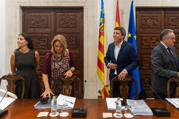 El president de la Generalitat, Carlos Mazón, preside la Mesa de Diálogo Social