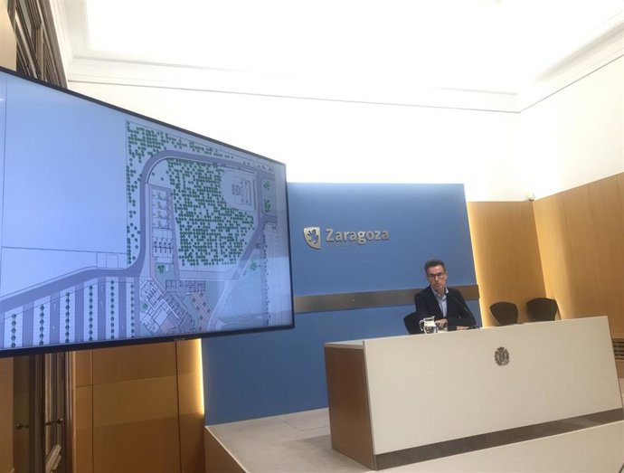 El consejero de Urbanismo, Víctor Serrano, explica la concesión del cementerio de Torrero