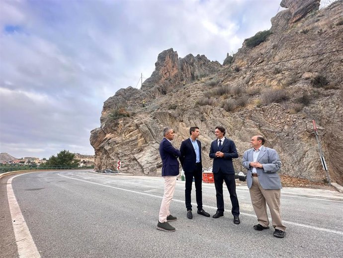 El consejero de Fomento e Infraestructuras, Jorge García Montoro, supervisa la finalización de las obras de la carretera que une Blanca con Abarán, acompañado del alcalde Blanca, Pablo Cano, el director general de Carreteras, Francisco Carrillo, y Cano