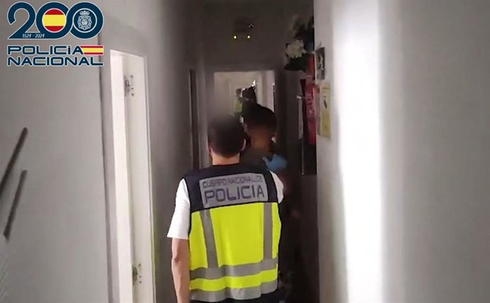 La Policía Nacional ha frustrado en Málaga un "tour de robos" en viviendas que de modo inminente pretendía llevar a cabo una célula criminal de origen albanés. En una céntrica pensión de la capital malagueña, dos jóvenes de 21 y 23 años han sido detenidos