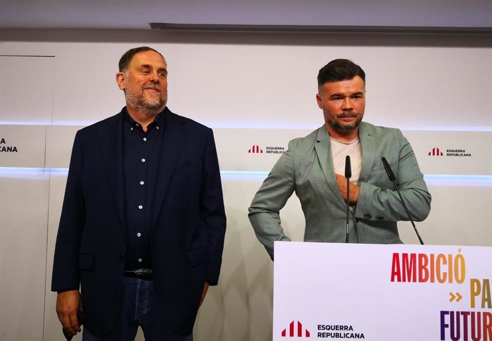 El líder de ERC, Oriol Junqueras, y el portavoz del partido en el Congreso, Gabriel Rufian, en rueda de prensa.