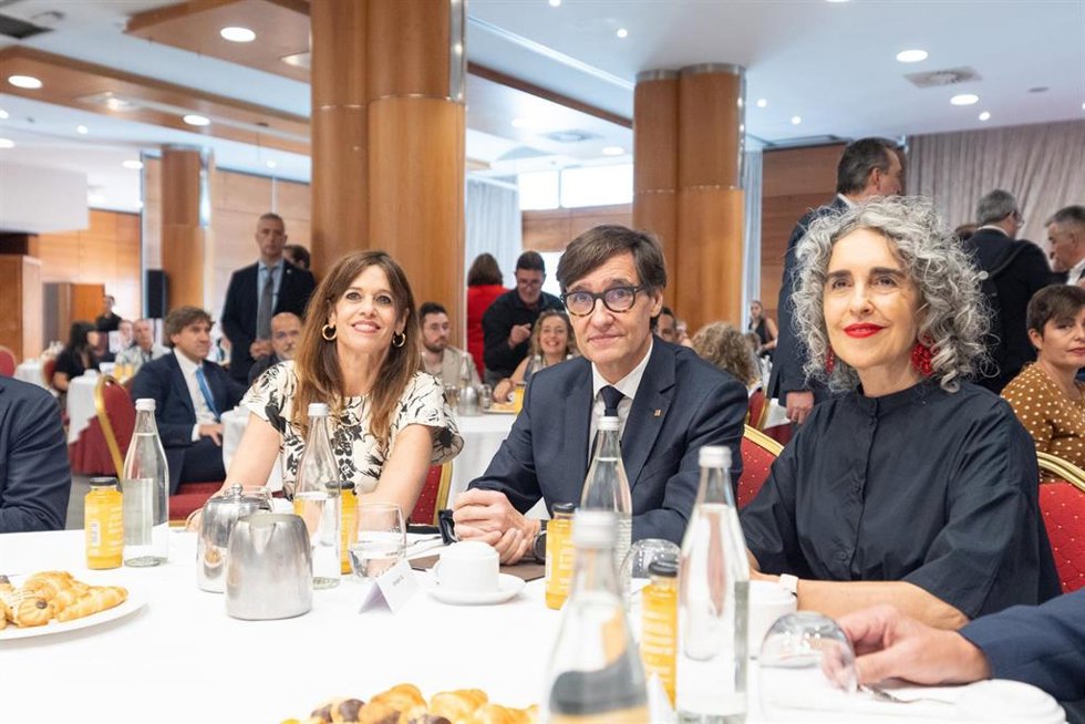 (I-D) La alcaldesa de Vitoria, Maider Etxebarria; el presidente de la Generalitat de Cataluña, Salvador Illa y la vicelehendakari primera y consejera de Cultura y Política Lingüística, Ibone Bengoetxea, a durante un desayuno informativo, en el Hotel Lak