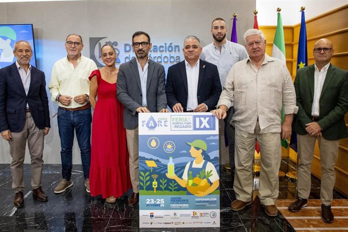 Romero y Ruiz (centro) sostienen el cartel de la novena edición de ExpoFare.