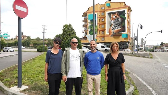 El alcalde de Siero, con los artistas