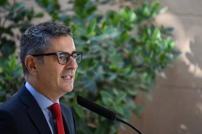 El ministro de la Presidencia, Justicia y Relaciones con las Cortes, Félix Bolaños, atiende a los medios de comunicación, en el Palacio de Parcent, a 19 de septiembre de 2025, en Madrid (España)
